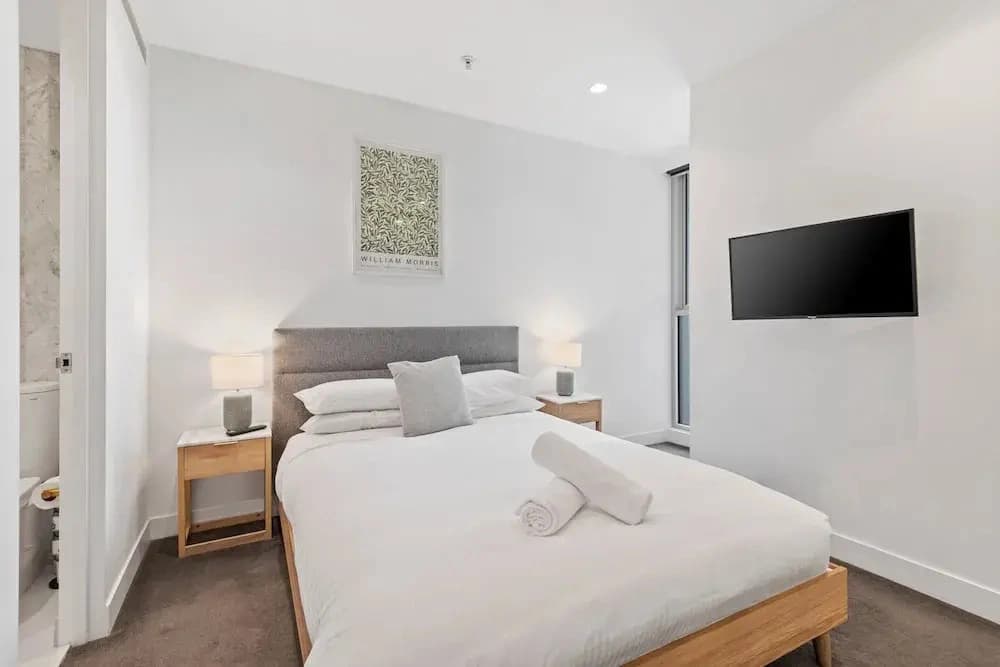 Chic 2-bed With Free Parking in South Yarra - photo 2