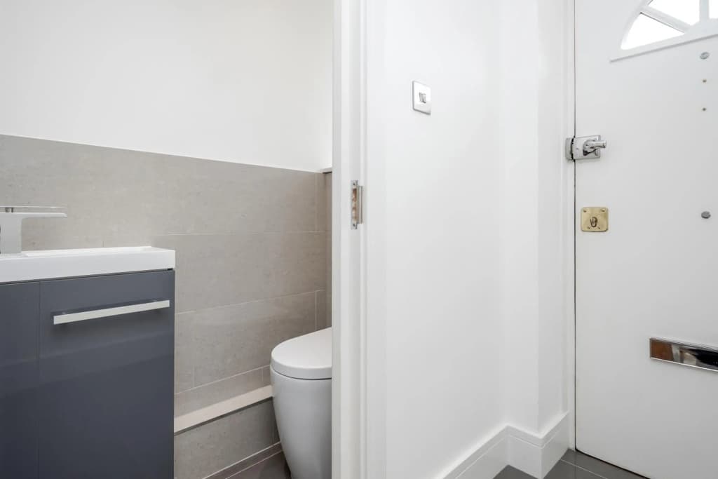 3 Bedroom Apartment in Stratford City - photo 9