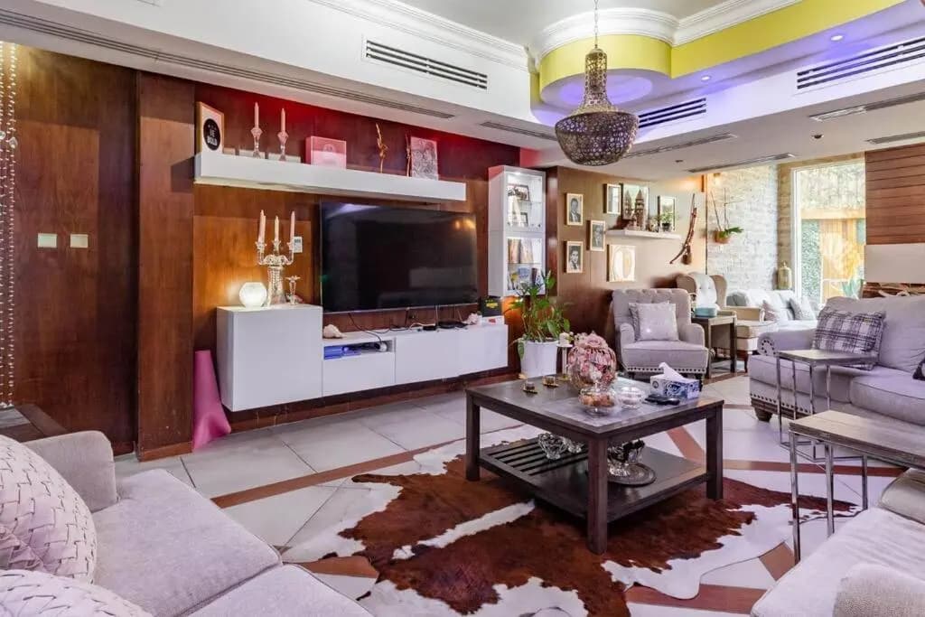 Cheerful 5-Bedroom Villa with Pool - main photo