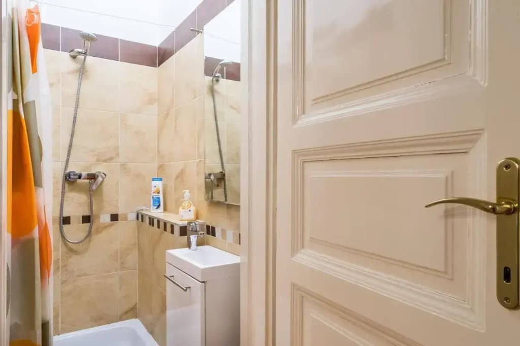 BERTA - 4 Bedrooms, 3 Baths - photo 7