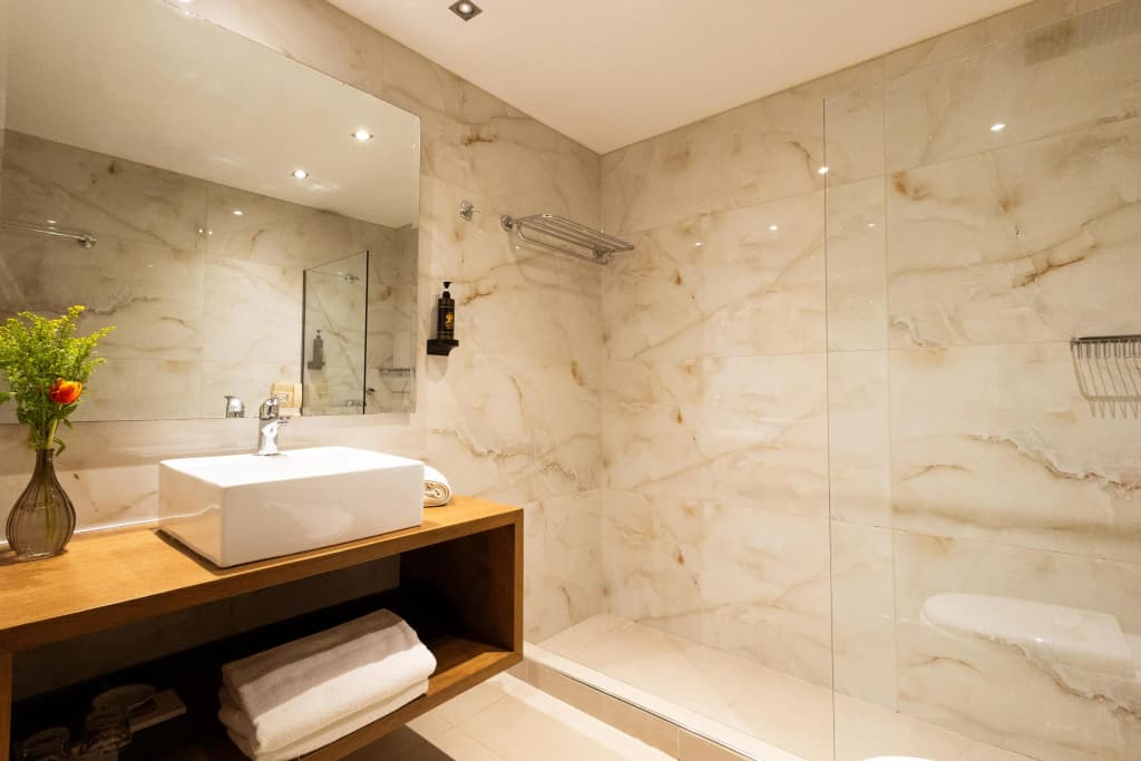 Best Western Plus Embassy Hotel - photo 10