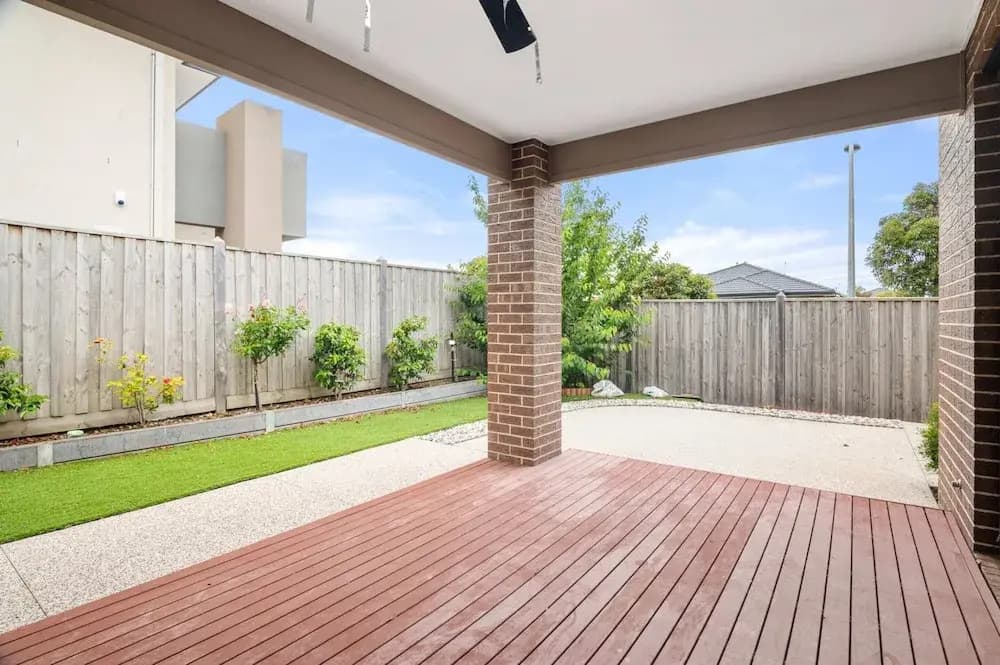 Spacious 5-bed Home in Peaceful Point Cook - photo 18