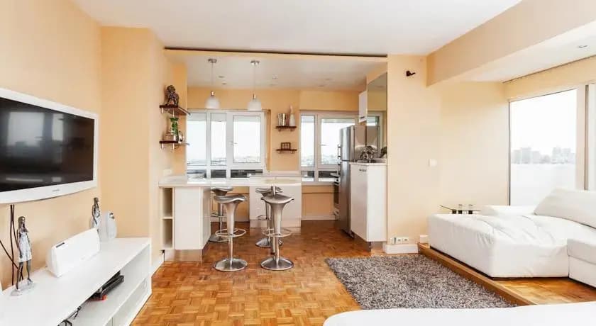 Top Floor 1 Bedroom Apartment Near Gare de Lyon - photo 1