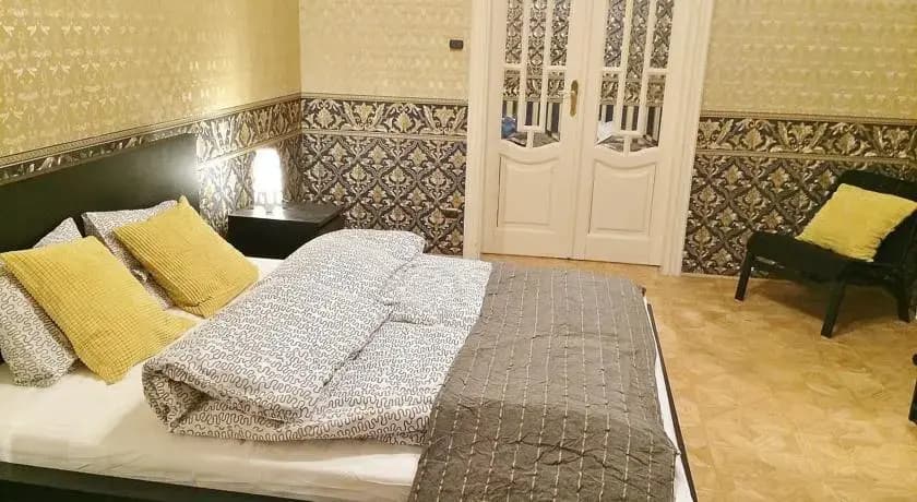 Romantic Budapest Apt - photo 1