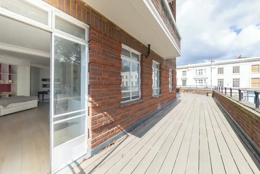 Sleek & Stylish 1BD Flat w/ Balcony - Kings Road - photo 12