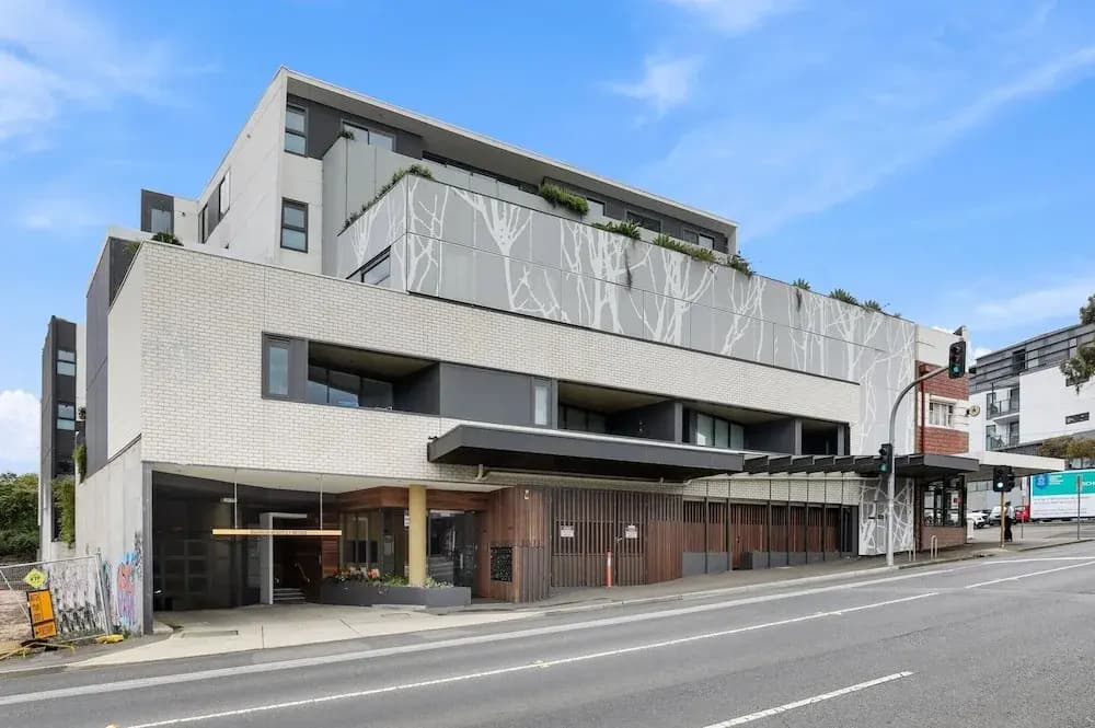 Modern 2-bed Ivanhoe Unit With Parking - photo 2
