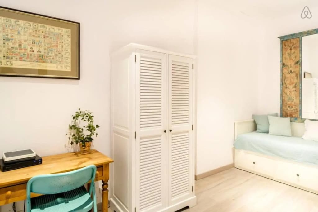 Explore a Walkable Neighborhood around a Comfy Apartment - photo 5