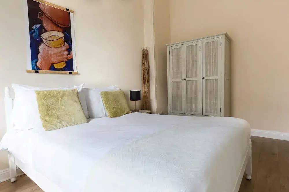 Bright Two BR Period Apartment in Whitechapel - photo 4