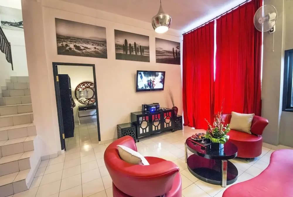 Black and Red Oberoi Villa - photo 10