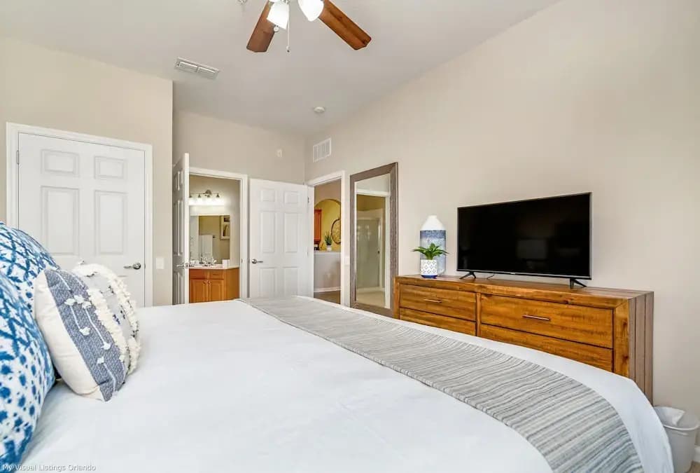 Newly Updated Condo, Near Conv. Center - photo 2