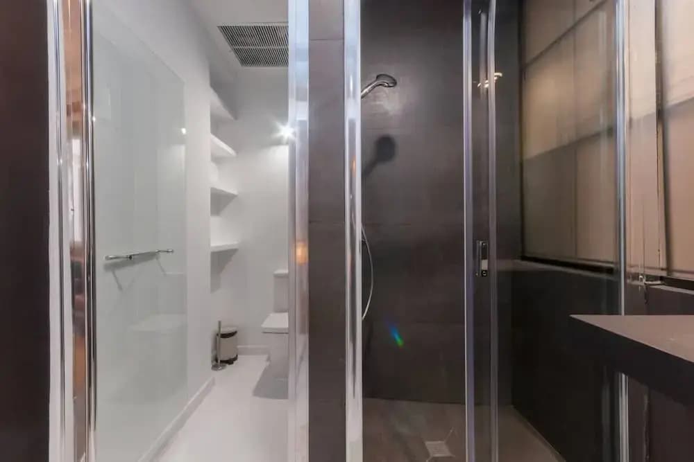 Spacious Designer Two Bed Apartment in Malasaña - photo 10
