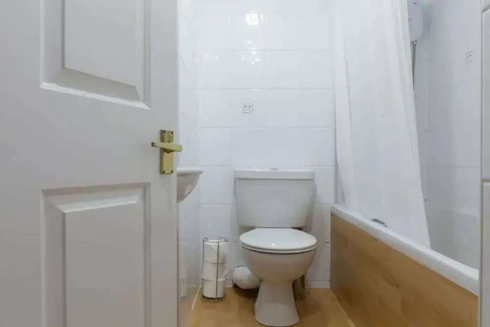 2 Bedroom Flat In West End - photo 7