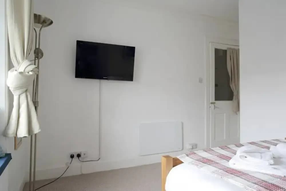 Central 2 Bedroom Flat In Edinburgh - photo 11