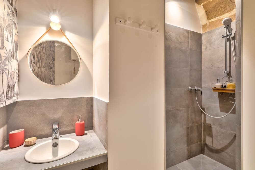 New Stunning 4 Bdrs Apt, With AC – Le Marais - photo 7