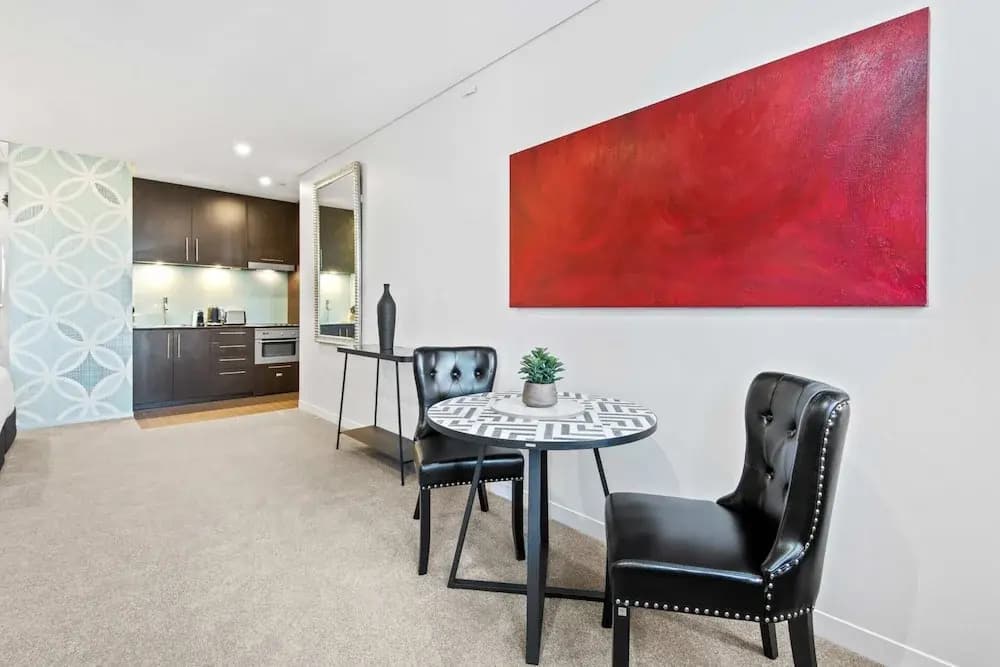 Charming 1-bed Central Studio Apartment - photo 5