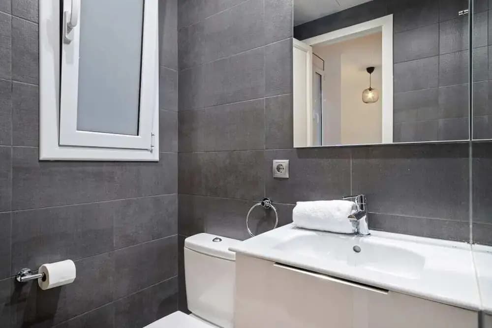 Stunning 2 Bedroom amd Bath Apartment in Eixample - photo 8