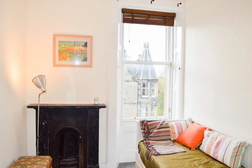 2 Bedroom Apartment in Edinburgh With Views - photo 2