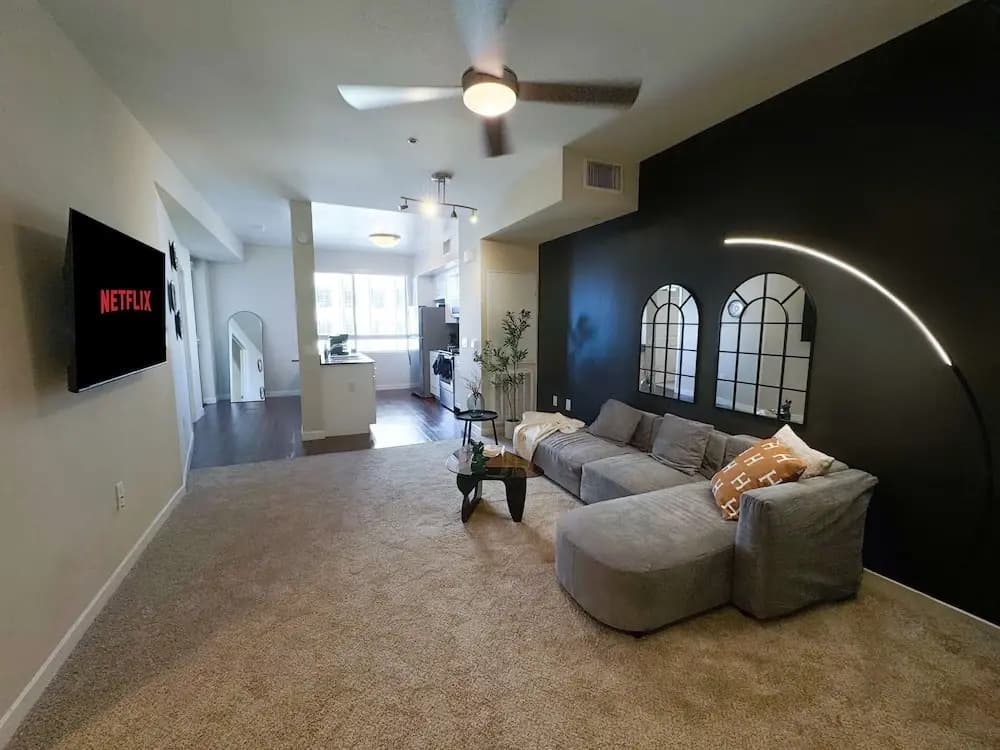 Modern Comfort W Pool GYM Parking 10 Min to Cedars - photo 15