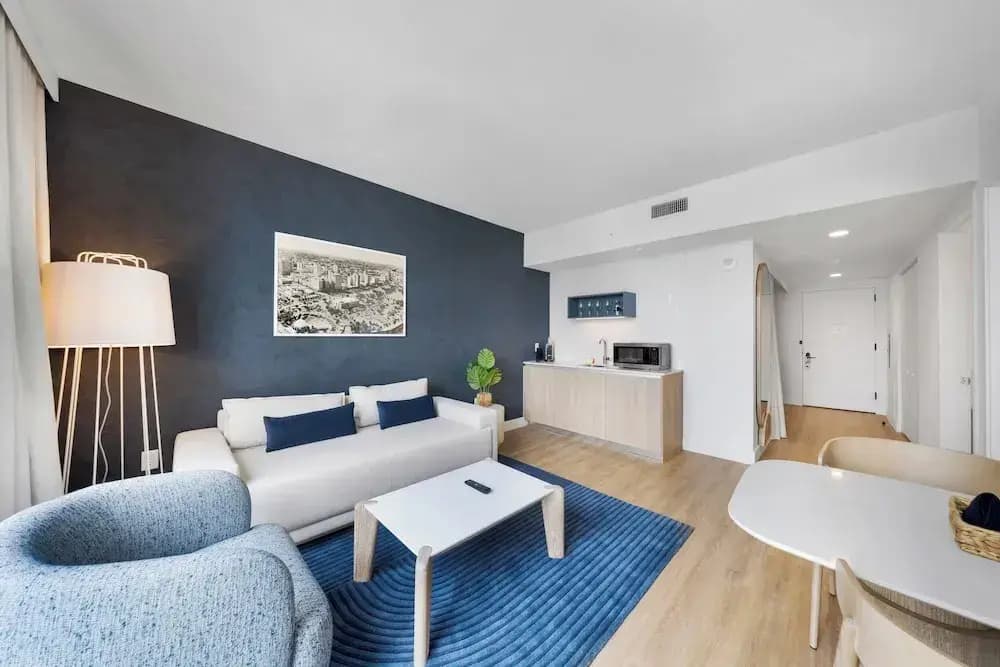 Chic Downtown 1BR with Stunning Views - photo 4