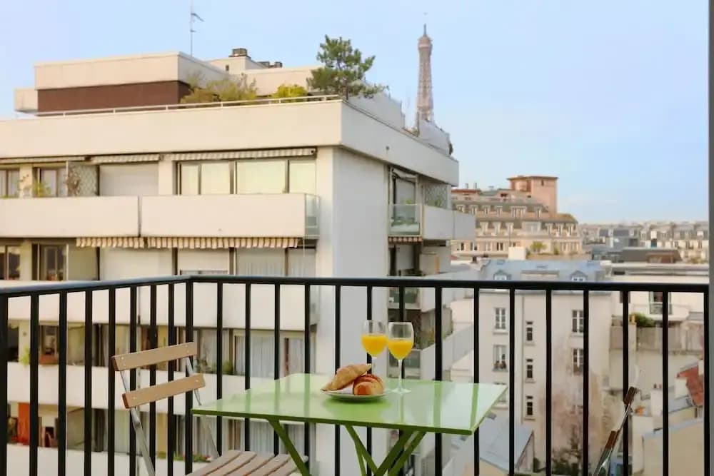 Eiffel Tower View Private Apartment - photo 10
