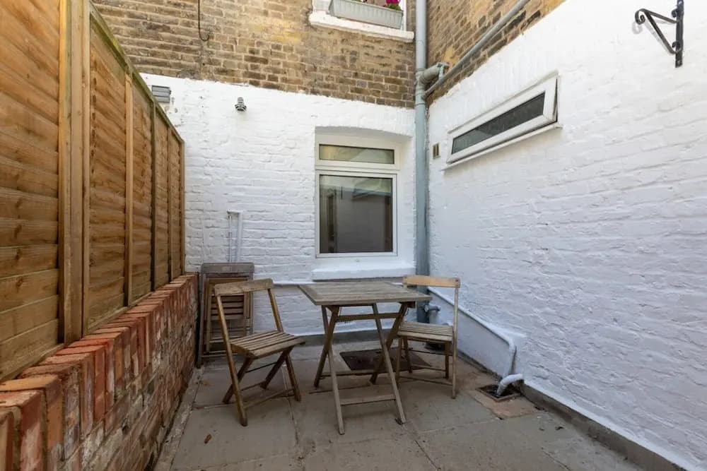Spacious 1BD Flat w/ Garden - Hammersmith! - photo 10