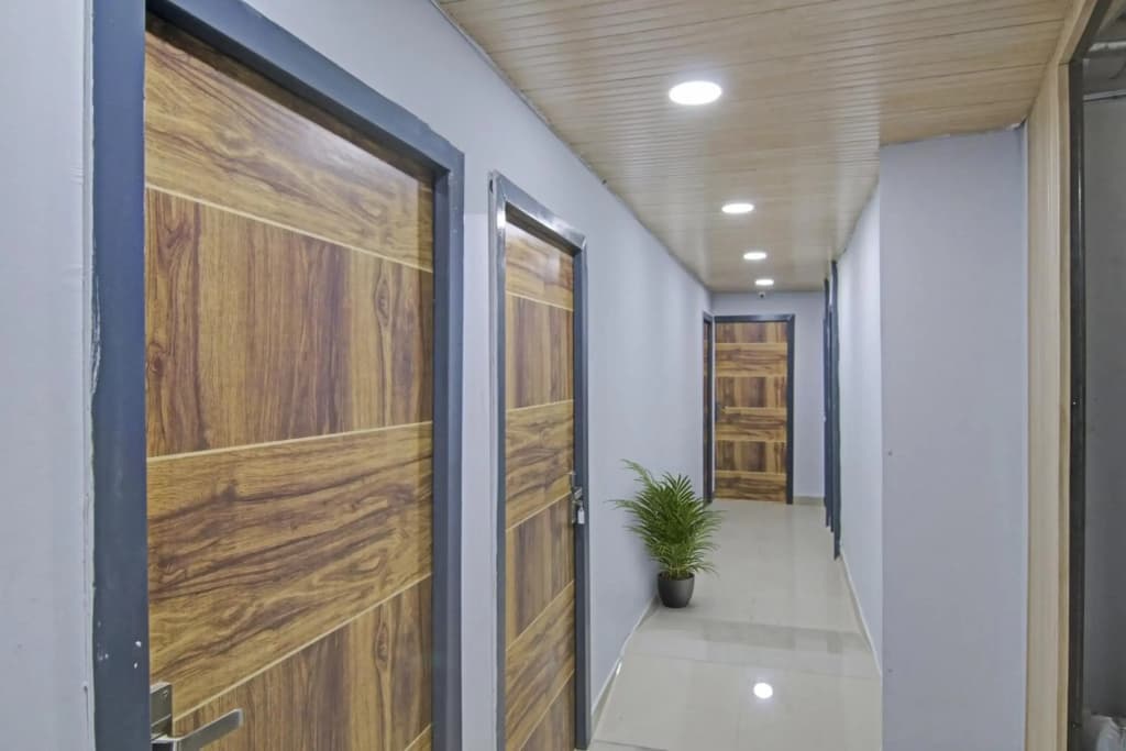 OYO Flagship 70389 Sr Residency - photo 10