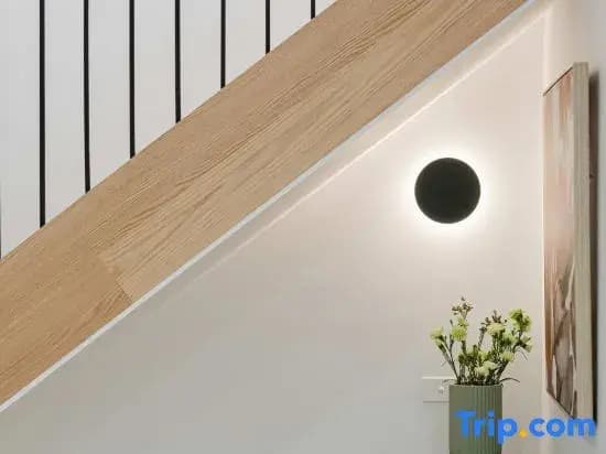 Stylish 4BR Townhouse with Private Courtyard - photo 5