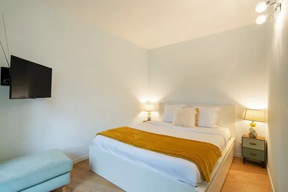 Bright 1-Bed Apartment, Perfectly Located in Paris - photo 3