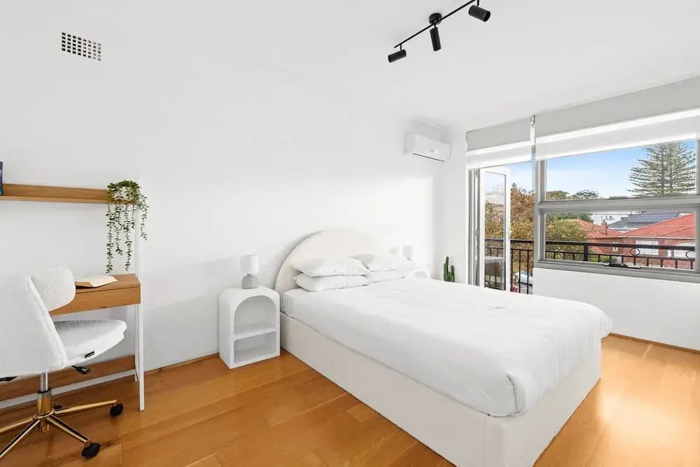 Bright 2-bed Flat With Balcony in Vaucluse - photo 5