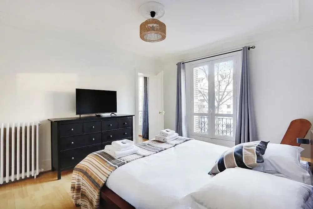 Experience the Parisian Lifestyle: 2BR Near Porte Maillot - photo 3