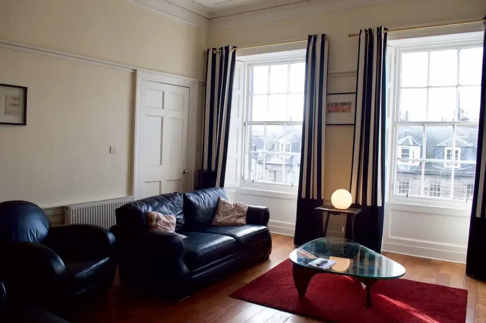 3 Bedroom Central Flat With Castle Views - photo 3