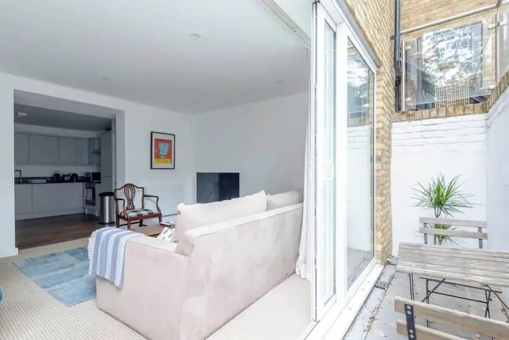 Beautifully Refurbished 2BD Flat- Clapham - photo 6