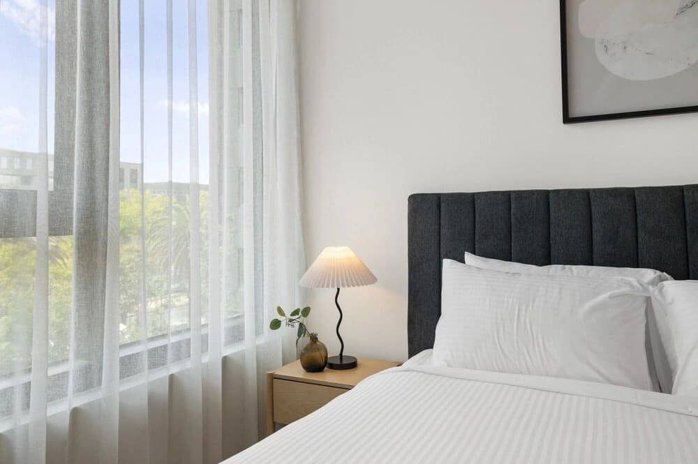 Brand New Apartment in Albert Park With Pool & Gym - photo 5