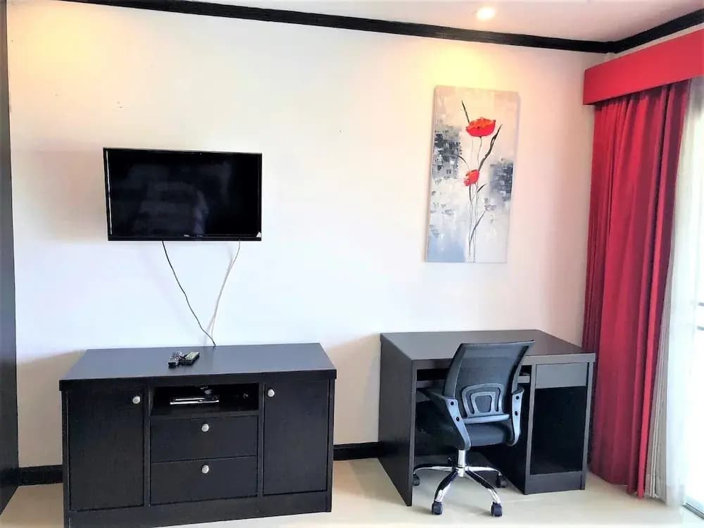 Top Floor Spacious Studio - photo 3