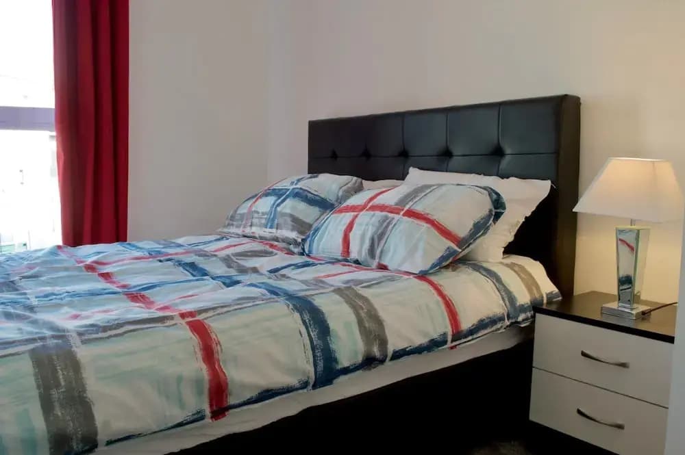2 Bedroom Flat In Edinburgh - photo 3