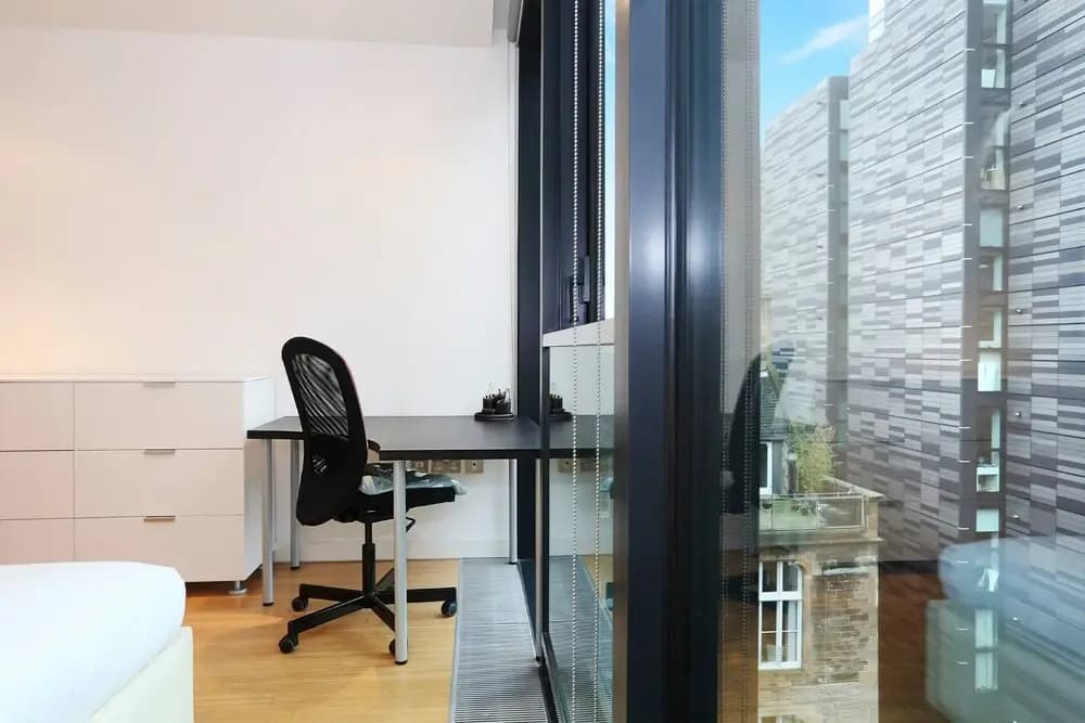 Modern 2bed with free Parking in the iconic Quartermile - photo 2