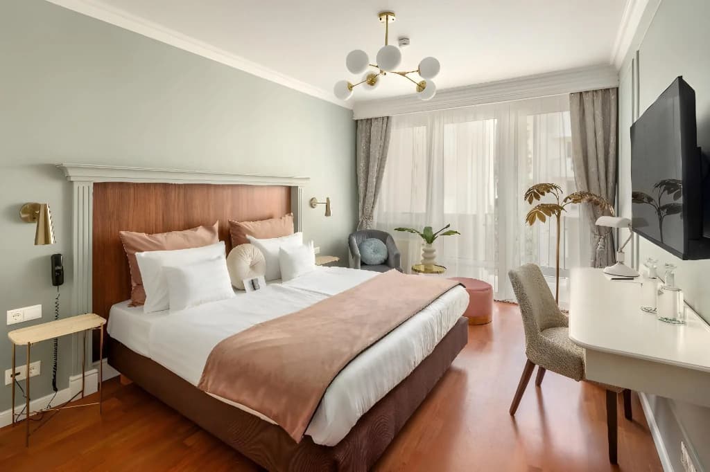 Queen's Court Hotel & Residence - photo 44