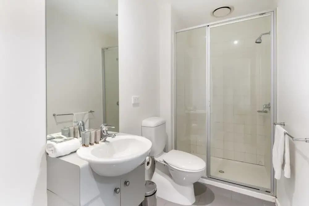 Melbourne CBD 2BR Apt With Pool & Gym Access - photo 7