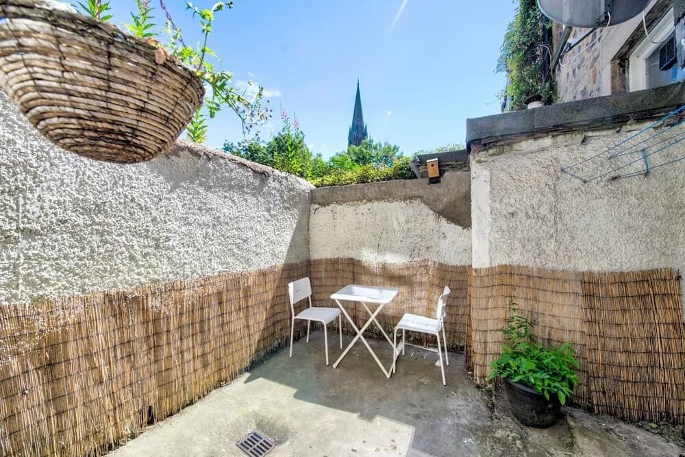Central Apartment With Private Courtyard Space - photo 9