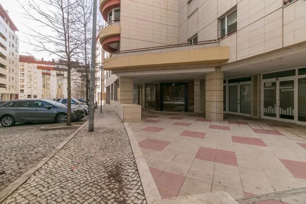 Premium Flat in Upscale Area, Balcony, Parking - photo 1
