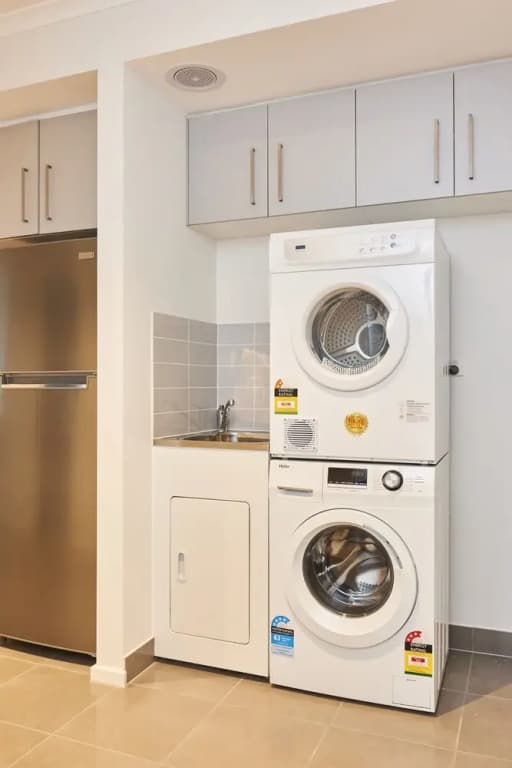Sleek and Spacious Flat - photo 13
