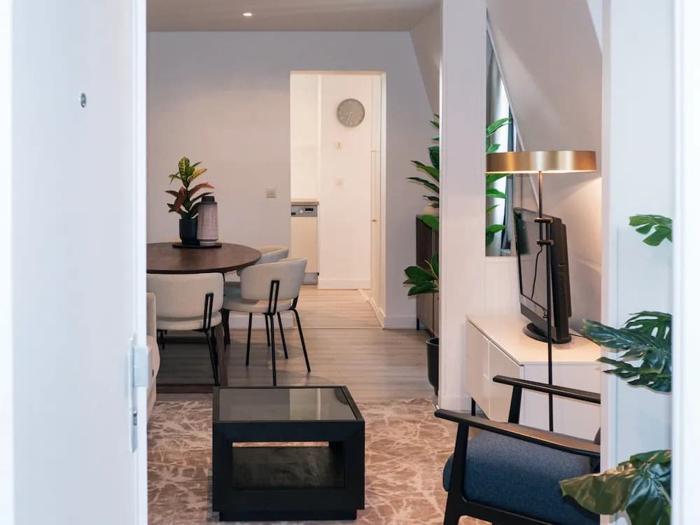 Copernic Right Luminous 2BR Apartment in Paris - photo 2