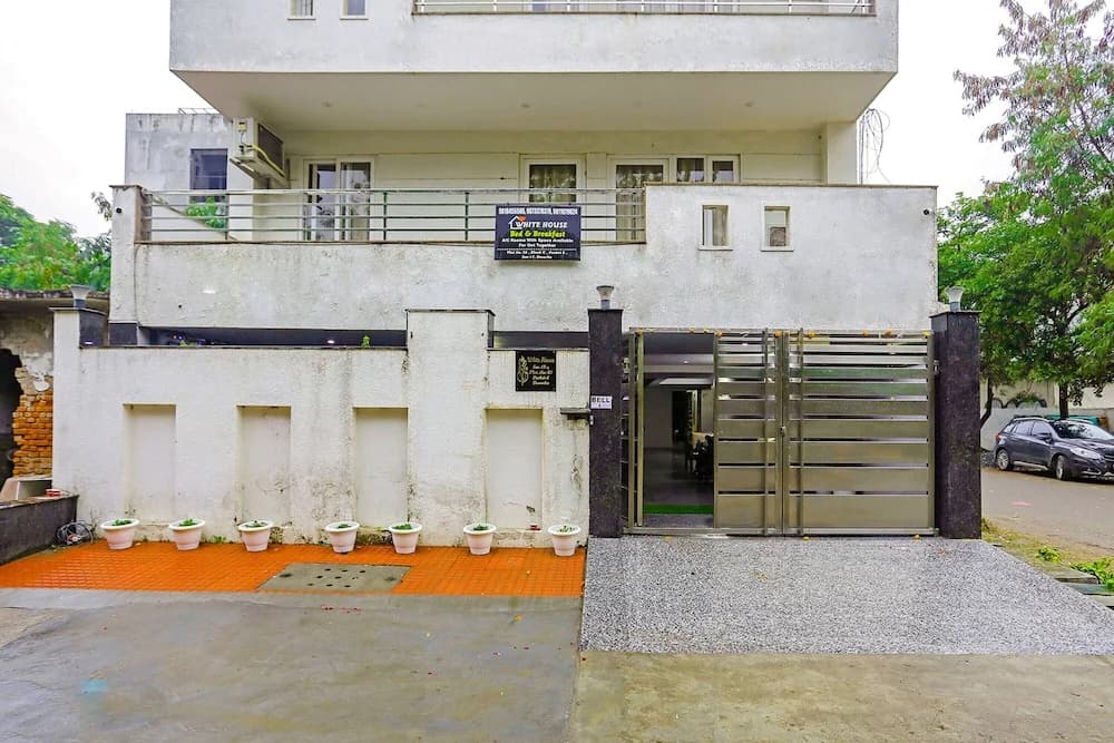 Fabhotel White House Bnb - main photo