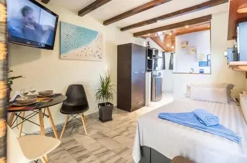 Top Floor Studio Near Metro - photo 3