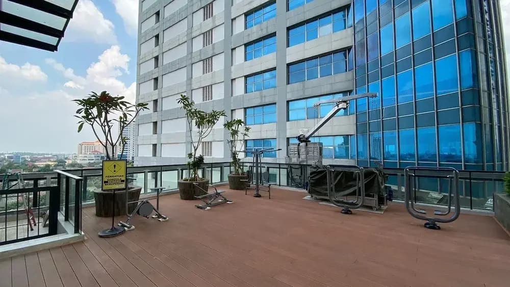 Homey And Spacious 2Br At Samara Suites Apartment - photo 16