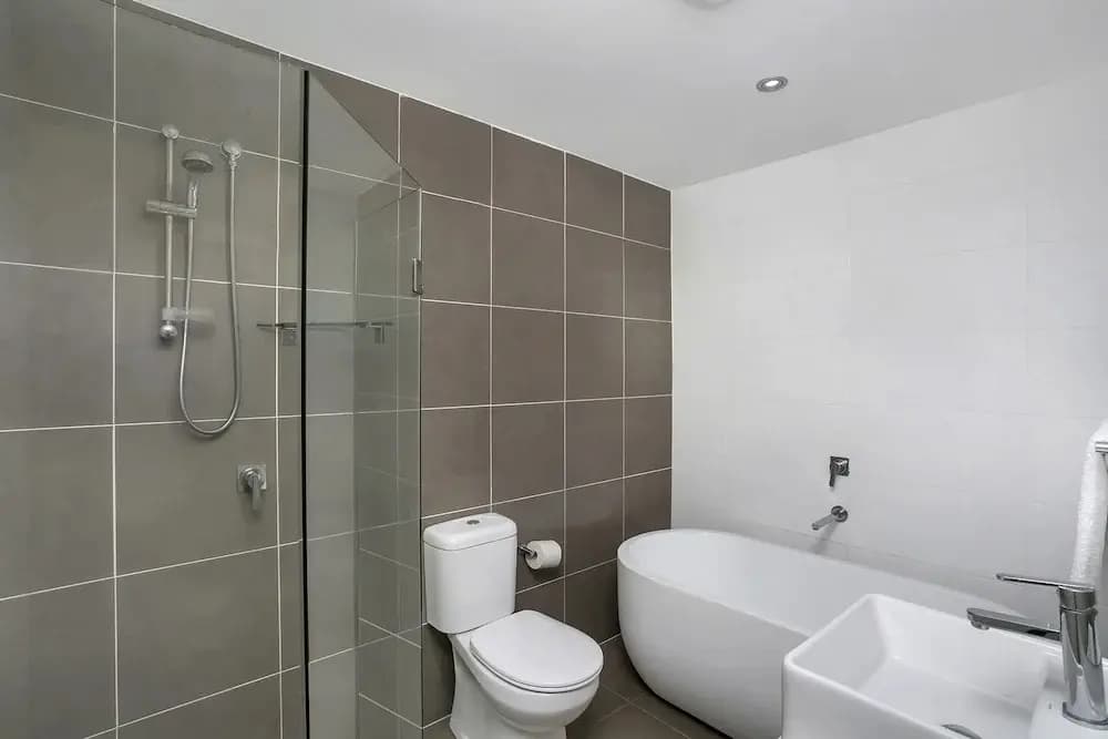 Bright Open Plan Spacious Two Bdr Apt - SL001 - photo 4