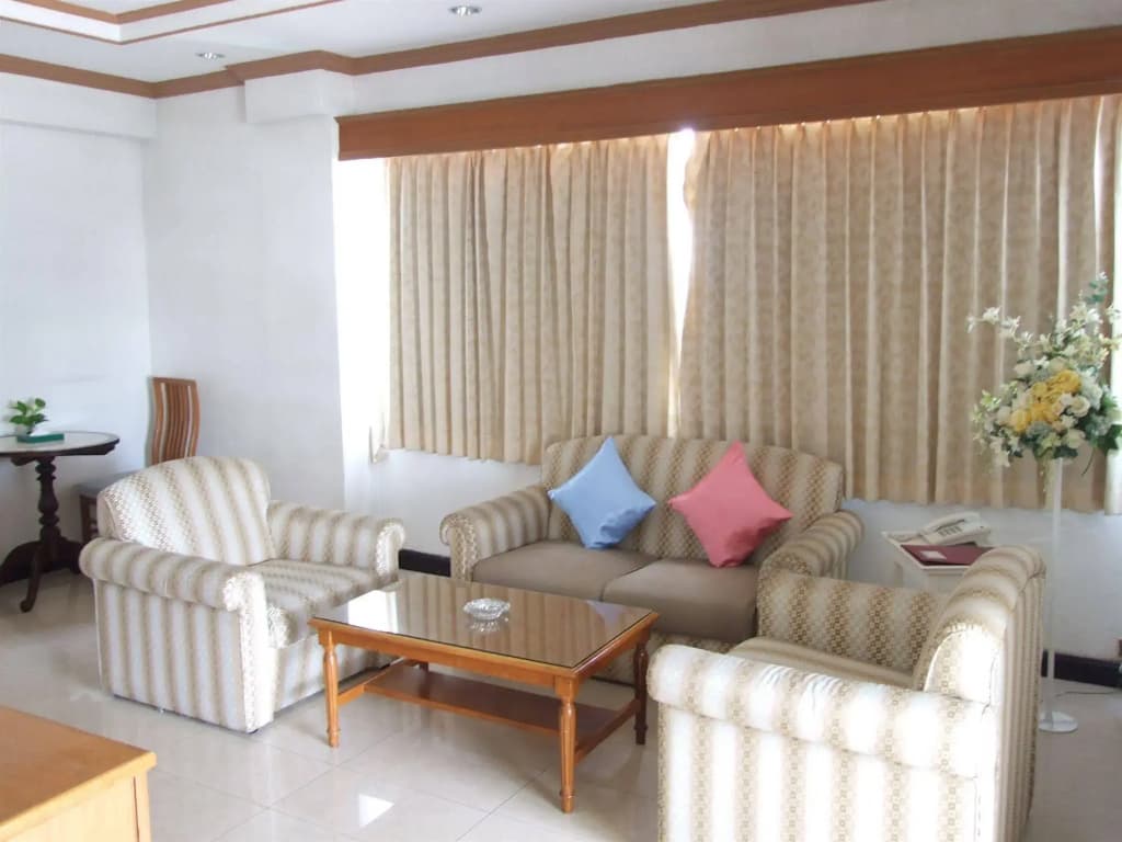 Ratchada City Hotel - photo 11