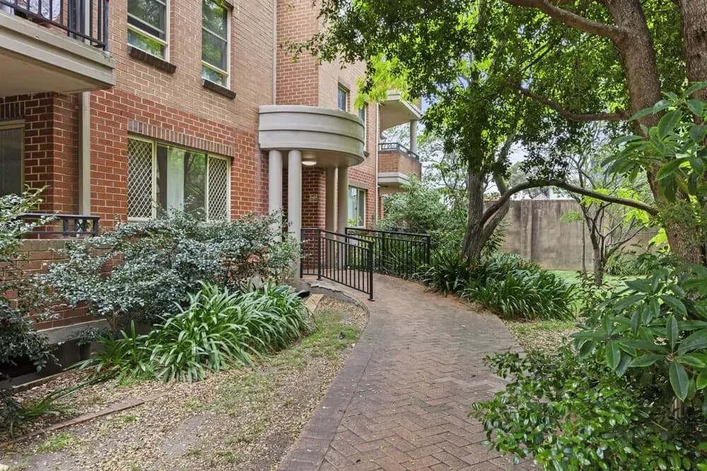 Bright Marrickville Flat With Balcony & Parking - photo 9