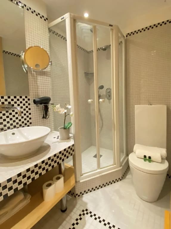 1610B - Stunning studio with Champs Elysées Views! - photo 8