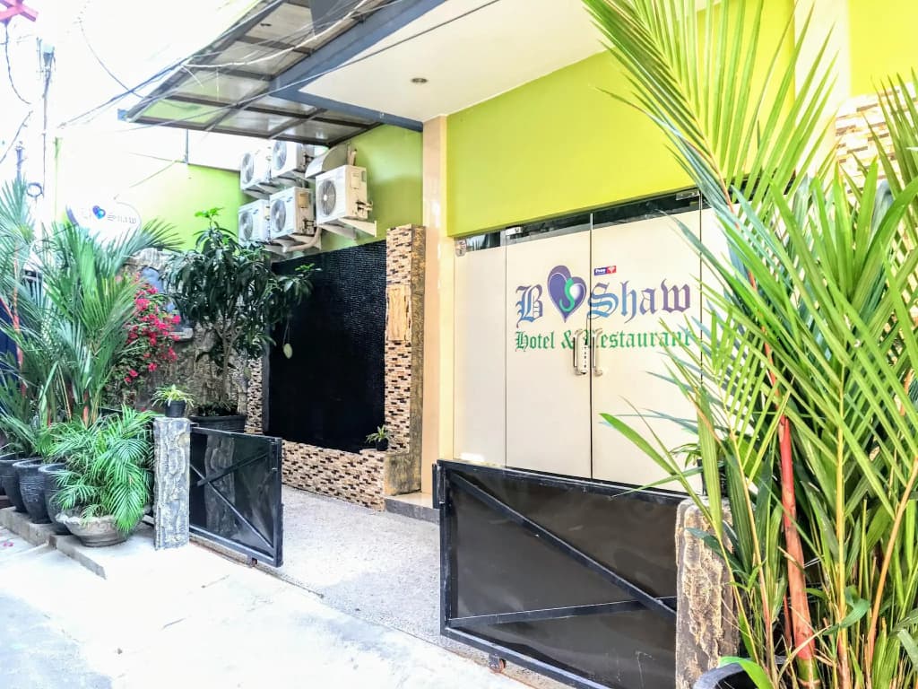 B Shaw Hotel - main photo